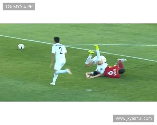 毛伟杰遭飞踹小腿 主裁漏判红牌安东尼奥不满